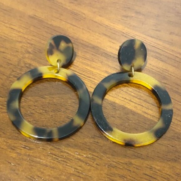 Tortoise Hoop Earrings Pre-Owned - Picture 1 of 6